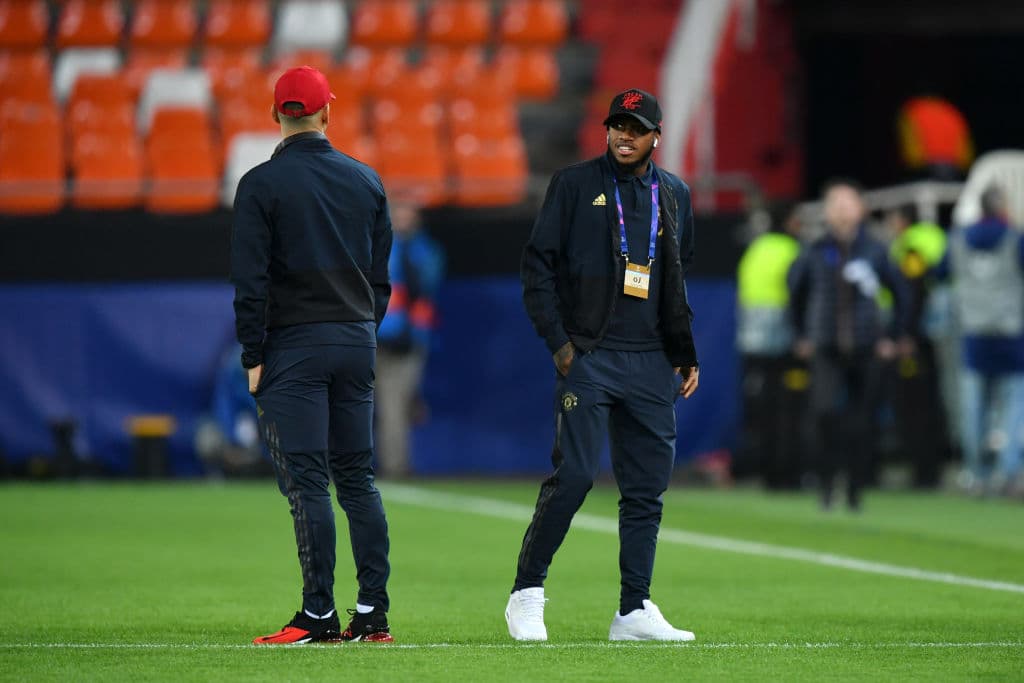 El talentoso jugador juvenil del ManU, Fred, ambientándose, palpando el terreno de juego y alistándose para saltar al campo.