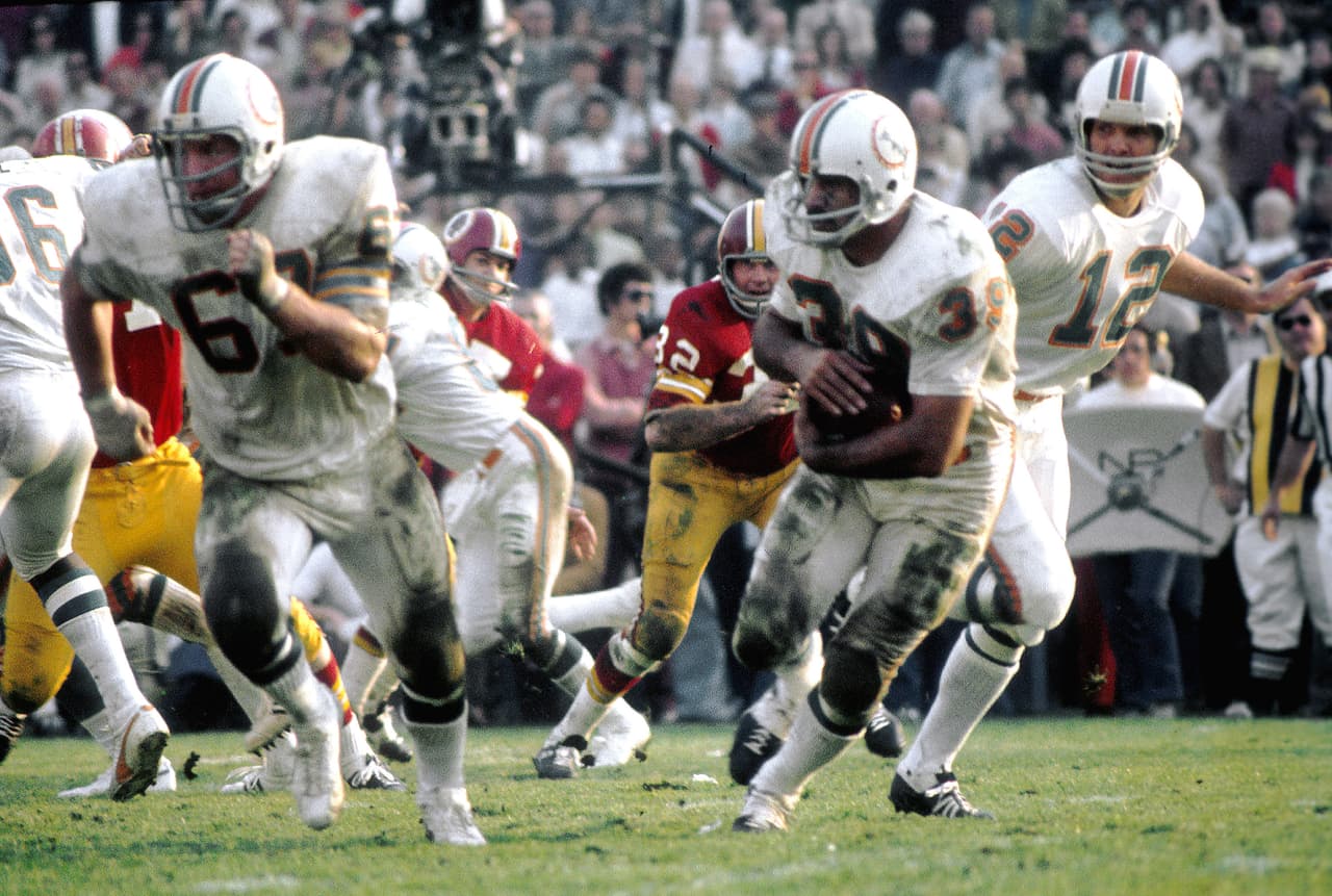 SUPER BOWL VII - Larry Csonka corredor de Miami Dolphins. El MVP fue el profundo Jake Scott.