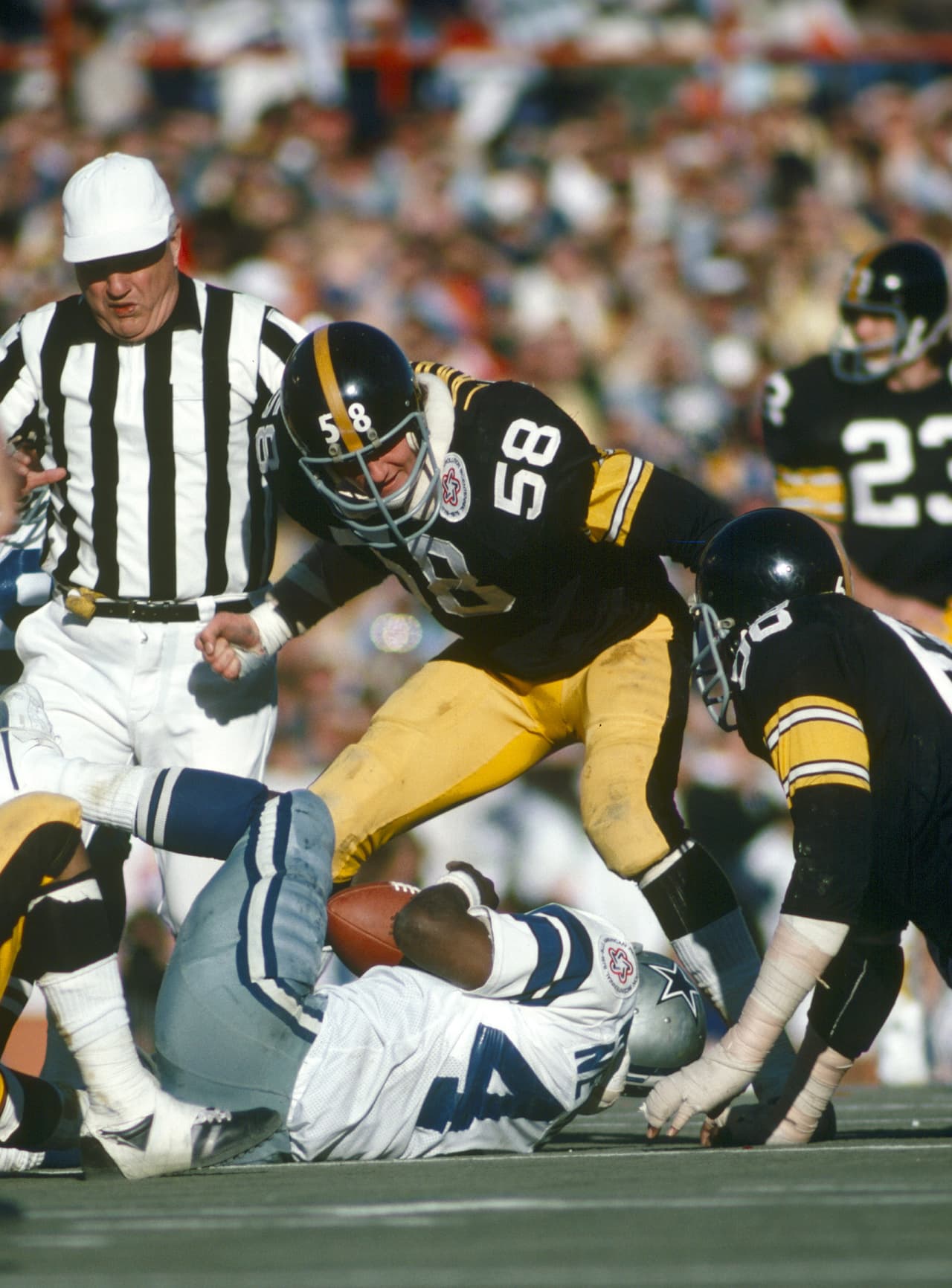 SUPER BOWL X - Jack Lambert linebacker de Pittsburgh Steelers. El MVP fue el receptor Lynn Swann.