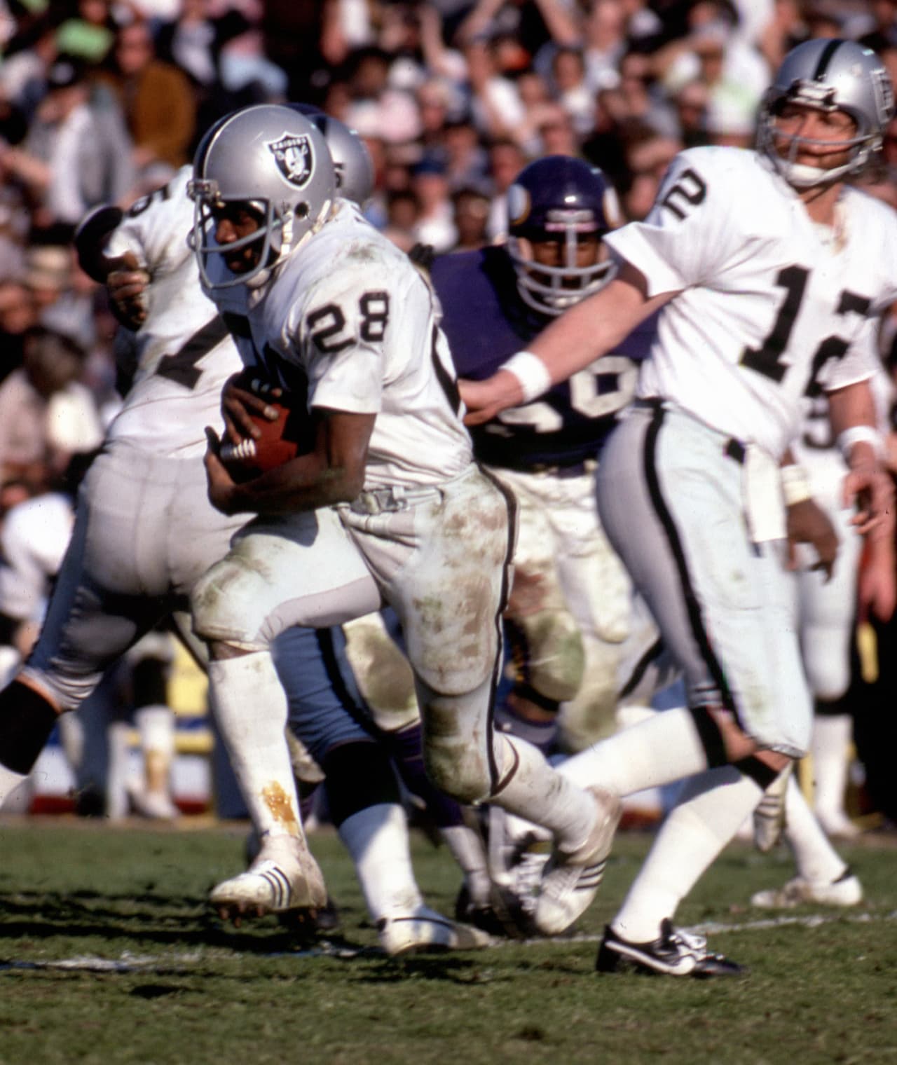 SUPER BOWL XI - Clarence Davis corredor de Oakland Raiders. El MVP fue el receptor Fred Biletnikof.