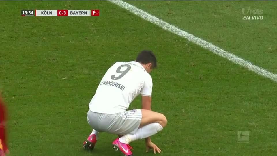 Tiro desviado de Robert Lewandowski