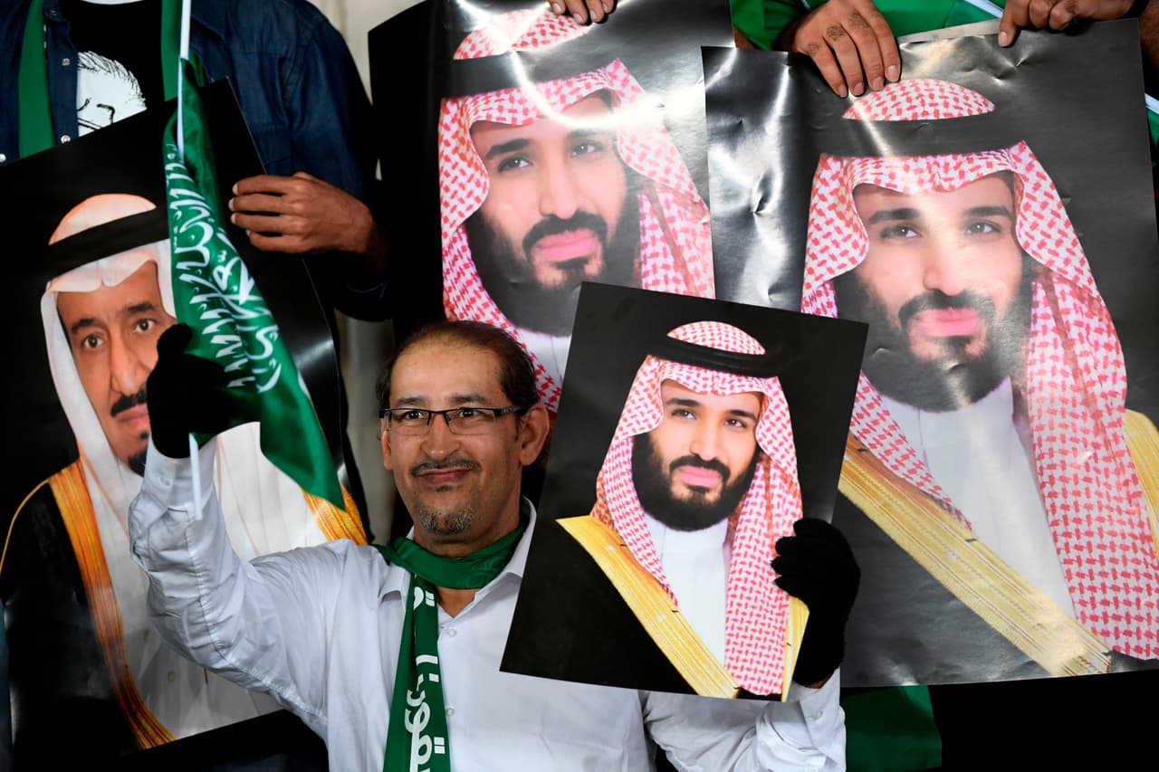Un aficionado de la selección de futbol de Arabia Saudita muestra una imagen de Mohammed bin Salman en un estadio.