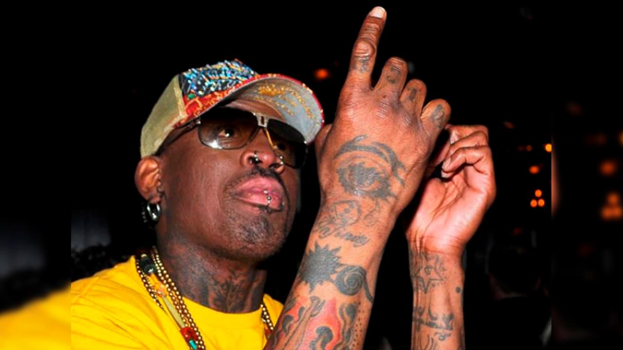 La leyenda ‘Infinity’ en la muñeca derecha la repite en la base del cuello.