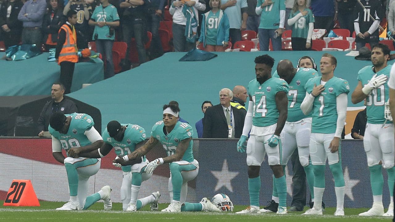 Los Miami Dolphins contemplan castigo por arrodillarse en el himno nacional