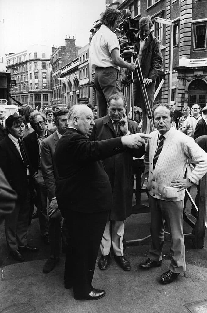 Marion Crane, una joven secretaria, tras cometer el robo de un dinero en su empresa, huye de la ciudad y, después de conducir durante horas, decide descansar en un pequeño y apartado motel de carretera regentado por un tímido joven llamado Norman Bates, que vive en la casa de al lado con su madre.
<br>