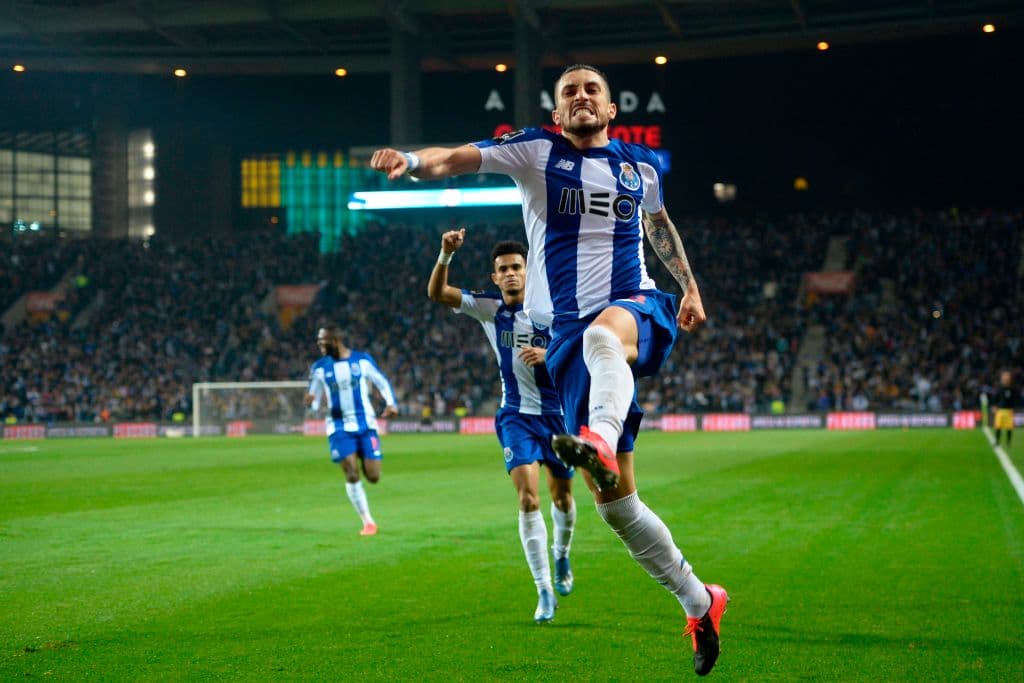 Alex Telles anota el gol del triunfo al minuto 88, a pase de Marcano y lo festeja gritándolo por todo lo alto.
