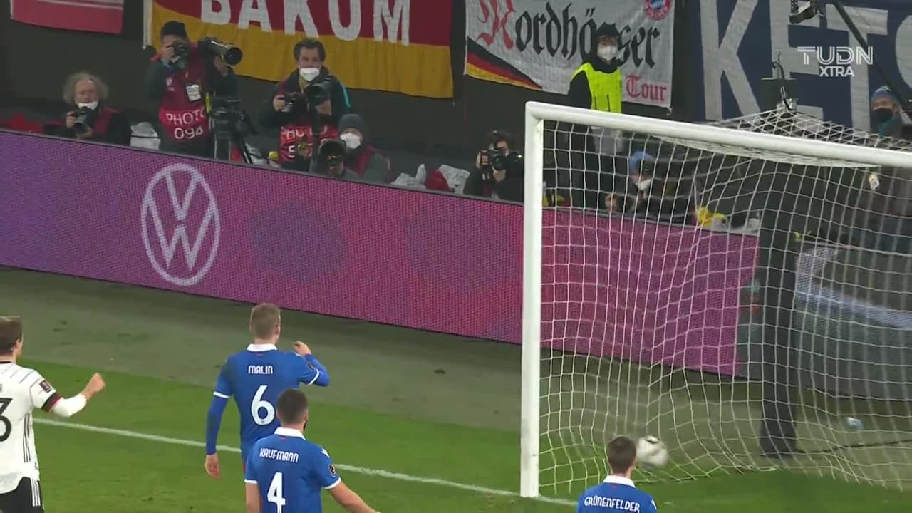 ¡TIRO ATAJADO! disparo por Lukas Nmecha.