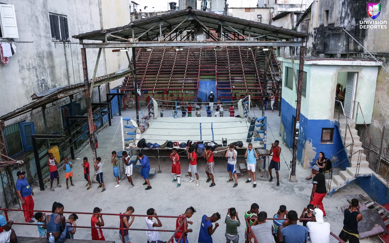 El ring está al aire libre, rodeado de asientos en dos lados del patio principal y entre edificios de apartamentos de tres pisos con ventanas rotas que miran hacia el cuadrilátero