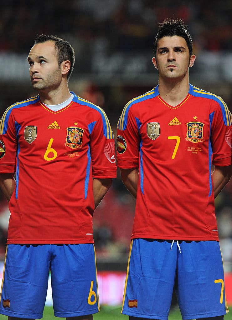 Villa e Iniesta fueron compañeros en la selección de España y en Barcelona, saliendo campeones en ambos equipos.