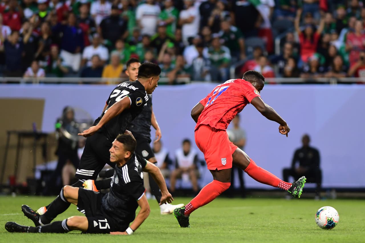 Y minutos más tarde, luego de una gran recepción y jugada individual, Jozy Altidore estuvo a nada de marcar el gol de la ventaja para el Team USA. SU tiro pasó cerca del palo de la portería de Memo Ochoa.