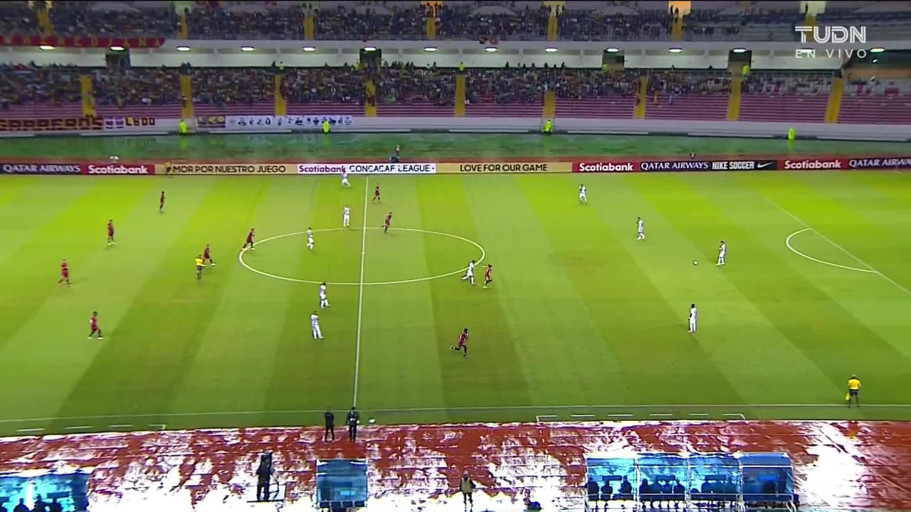 Arranca el partido y la pelota está en juego.