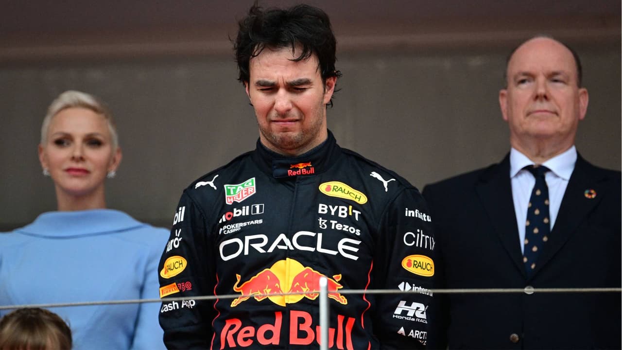 Checo Pérez llora en el podio de Mónaco con el Himno Mexicano