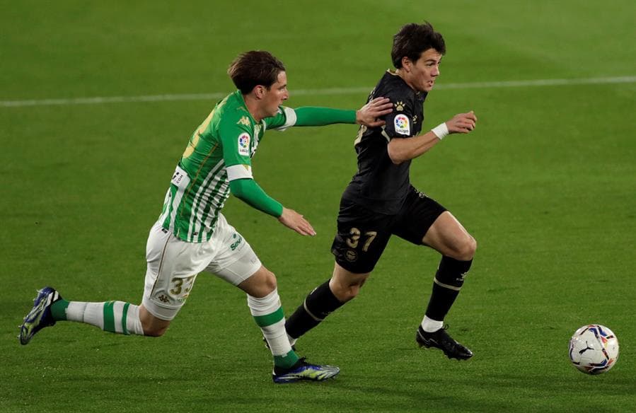 Real Betis se impone al Alavés con remontada por 3-2. Los verdiblancos perdían por goles de Joselú y Edgar Méndez, pero fue el doblete de Borja Iglesia y el gol de Joaquín ya casi al final del partido, que le dio la victoria al equipo de casa, durante la Jornada 26 de LaLiga.