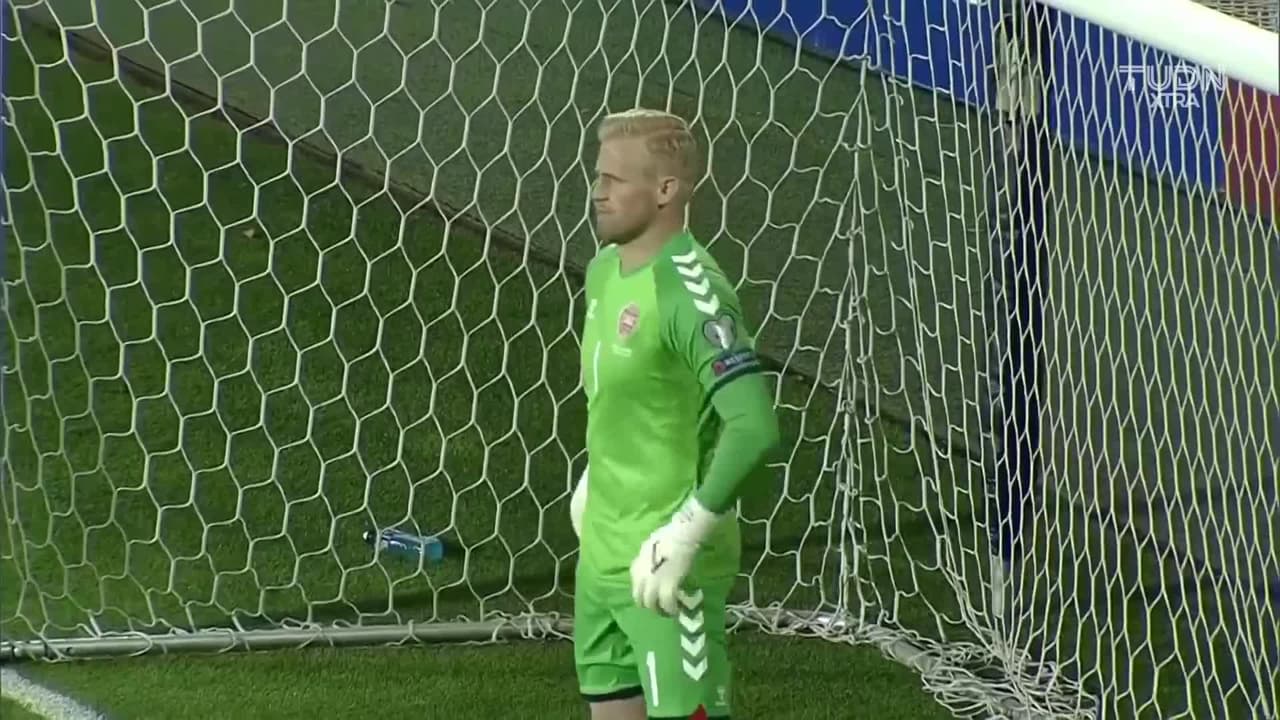 Arranca el partido y la pelota está en juego.