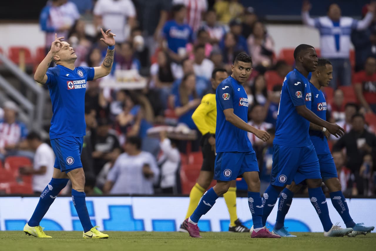 Apenas a los once minutos de juego, con una asistencia de Orbelín Pineda, Jonathan Rodríguez adelanta a los cementeros.