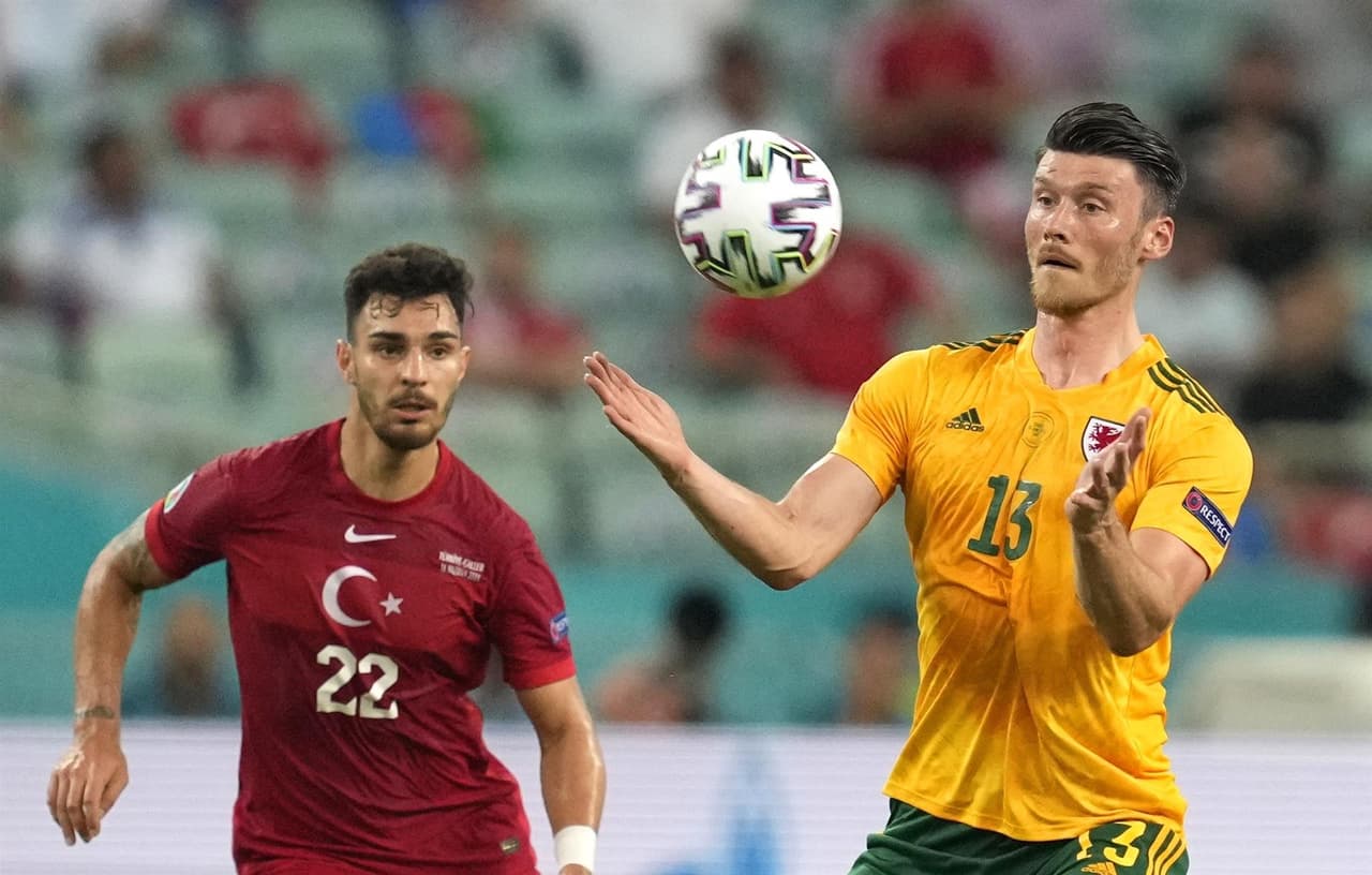 Gales logra derrotar 2-0 a Turquía en su partido inaugural del Grupo A en la Euro 2020. Con goles de Aaron Ramsey y Connor Roberts, los 'Dragones' suman sus tres primeros puntos en la tabla. Gareth bale hizo doble asistencia pero falla penalti.
