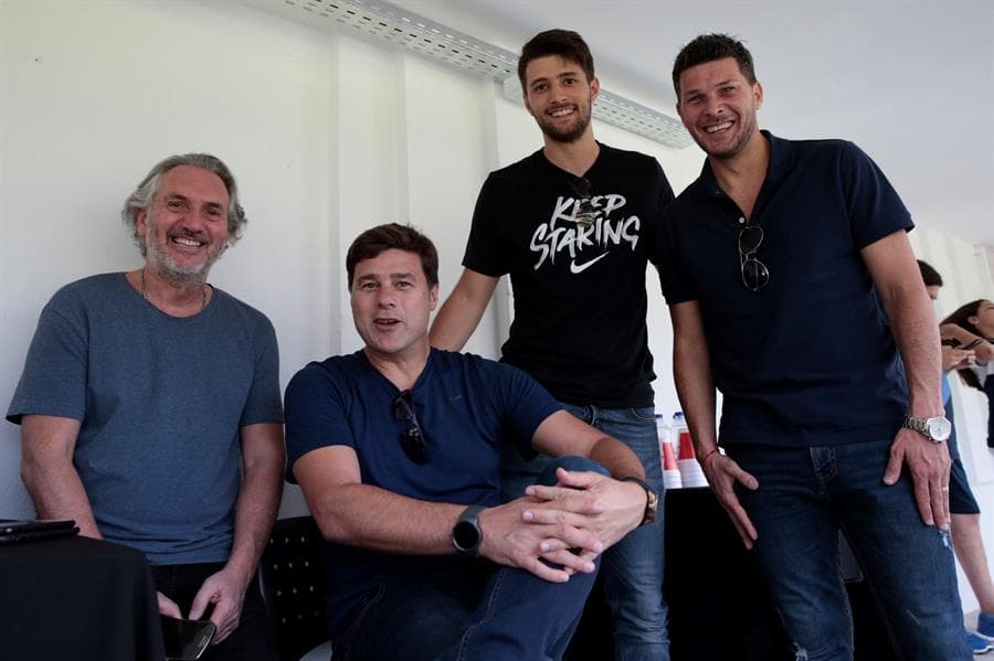 Mauricio Pochettino, exentrenador del Tottenham, estuvo de visita en La Plata para ver a Maradona.