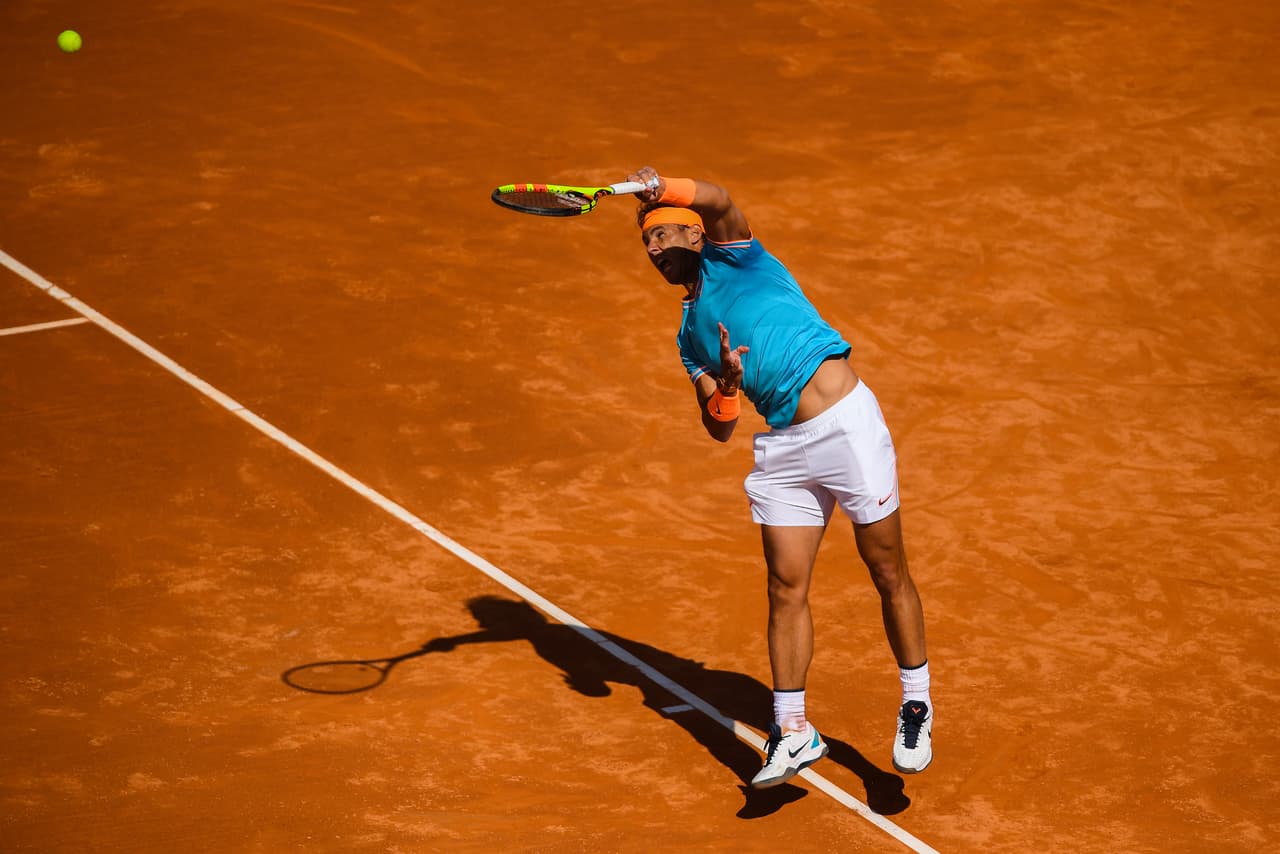 Mayer, 63 del mundo y que contaba por derrotas sus cinco enfrentamientos anteriores ante el 'rey de la tierra batida', aún aguantaría el tipo hasta el quinto juego del tercer set, cuando Nadal le rompió de nuevo el servicio.