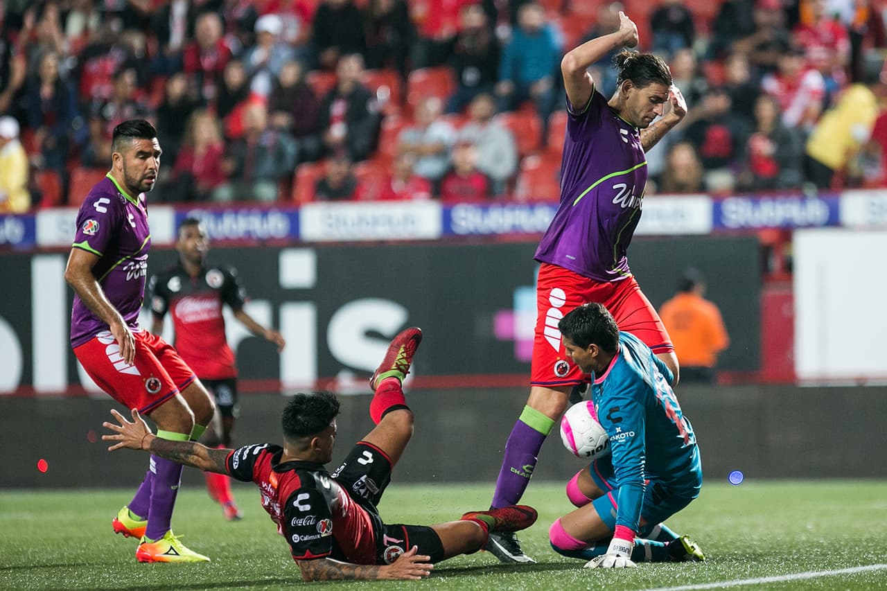 Action photo during the match Tijuana vs Veracruz corresponding to the Round 13 of the Apertura 2017 Liga BBVA Bancomer the MX in the Caliente Stadium Foto de accion durante el partido Tijuana vs Veracruz, Correspondiente a la Jornada 13 del Torneo Apertura 2017 de la Liga BBVA Bancomer MX, en el Estadio Caliente, en la foto: (i-d) Guido Milan de Veracruz y Gustavo Bou de Tijuana 13/10/2017/MEXSPORT/Emilianö Action photo during the match Tijuana vs Veracruz corresponding to the Round 13 of the Apertura 2017 Liga BBVA Bancomer the MX in the Caliente Stadium Foto de accion durante el partido Tijuana vs Veracruz, Correspondiente a la Jornada 13 del Torneo Apertura 2017 de la Liga BBVA Bancomer MX, en el Estadio Caliente, en la foto: (i-d) Guido Milan de Veracruz y Gustavo Bou de Tijuana 13/10/2017/MEXSPORT/Emilianö