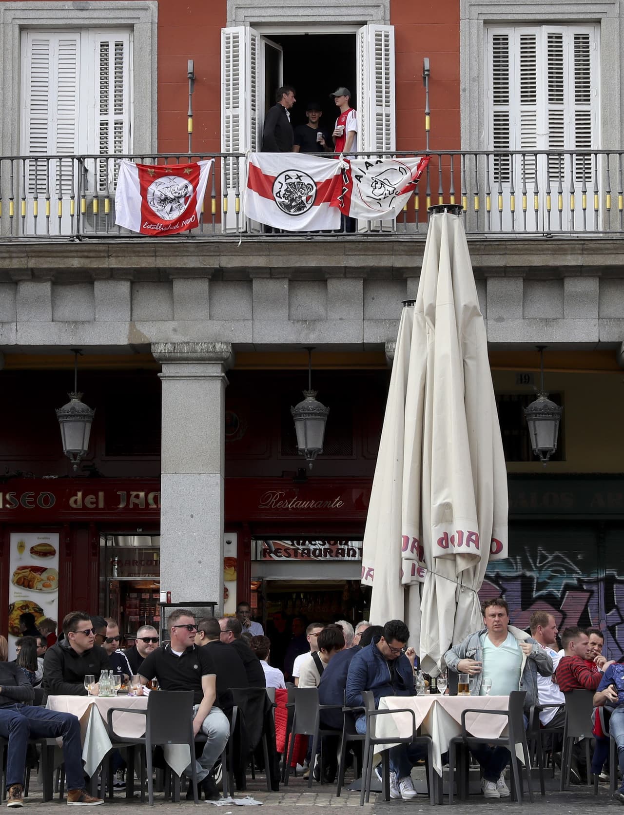 La intensidad de los hinchas de Real Madrid se sintió en el estadio Santiago Bernabéu, mientras los de Ajax llegaron a sitios como la Puerta del Sol y la Plaza Mayor en las calles de la capital española para el juego de vuelta de los Octavos de Final de la Champions League.