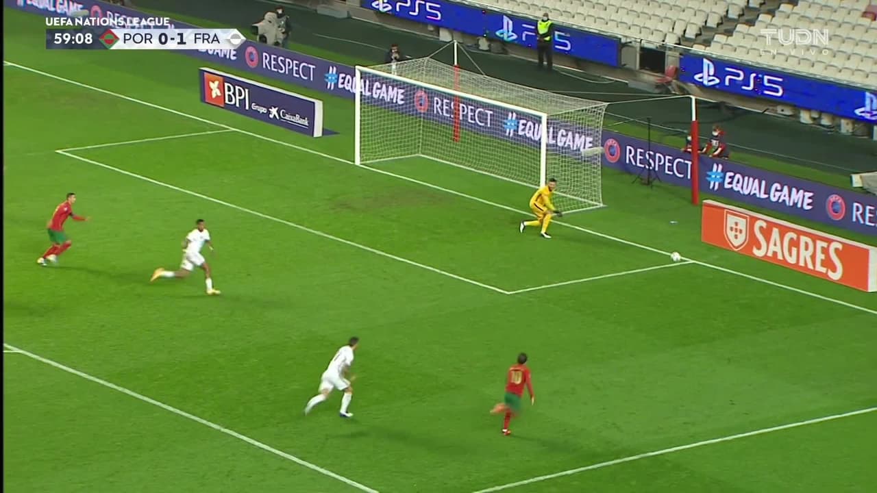 ¡CERCA! Jose Fonte disparó que se estrella en el poste.