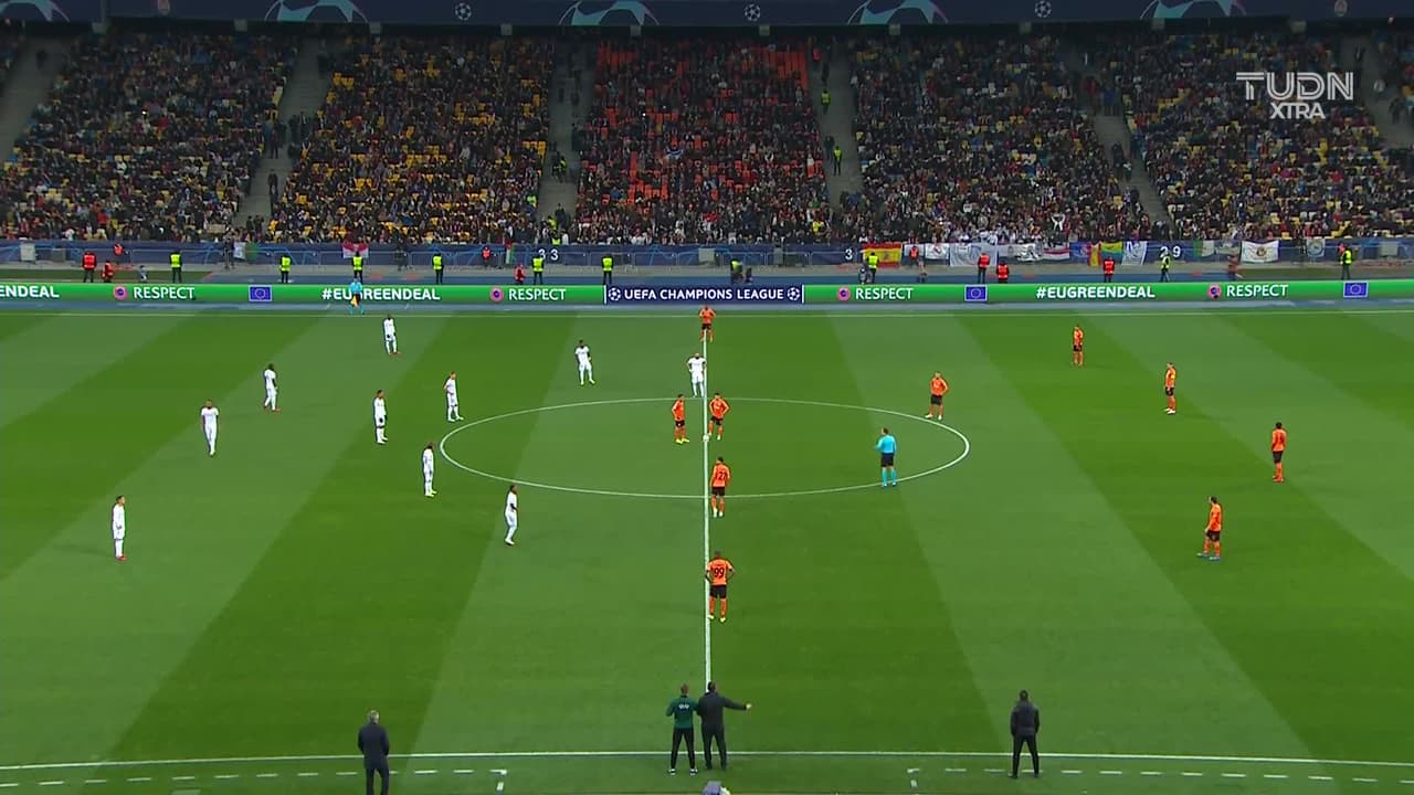 Arranca el partido y la pelota está en juego.