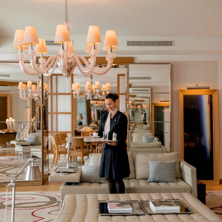 El lujoso hotel de cinco estrellas, Le Royal Monseau, será la casa provisional del astro argentino, pues su salida del Barcelona fue muy repentina. El hotel se encuentra ubicado en 37 Avenue Hoche y fue reformado por el famoso diseñador Philippe Starck. El Parque de los Príncipes se encuentra a tan solo 15 minutos del inmueble.