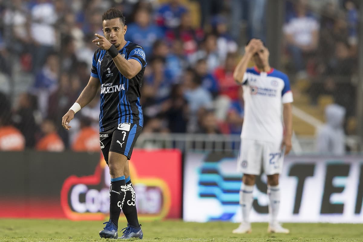 Los Gallos Blancos de Querétaro superaron por 2-0 a Cruz Azul en los minutos finales, dando un paso importante en busca de clasificar a la liguilla.