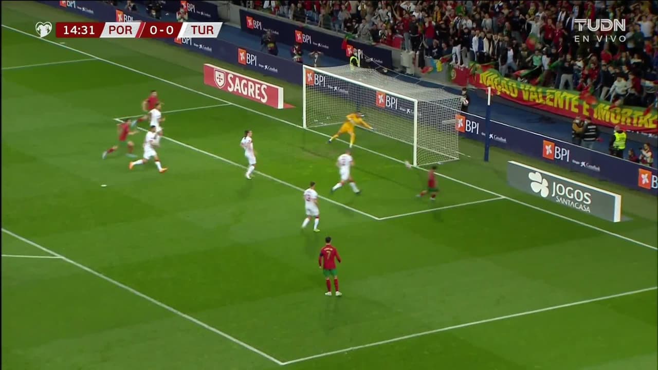 ¡TIRO ATAJADO! disparo por Bernardo Silva.