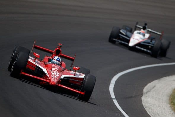 Sin embargo, Dario Franchitti tomó la punta y dominó en 154 vueltas de las 200 hasta cruzar la meta.