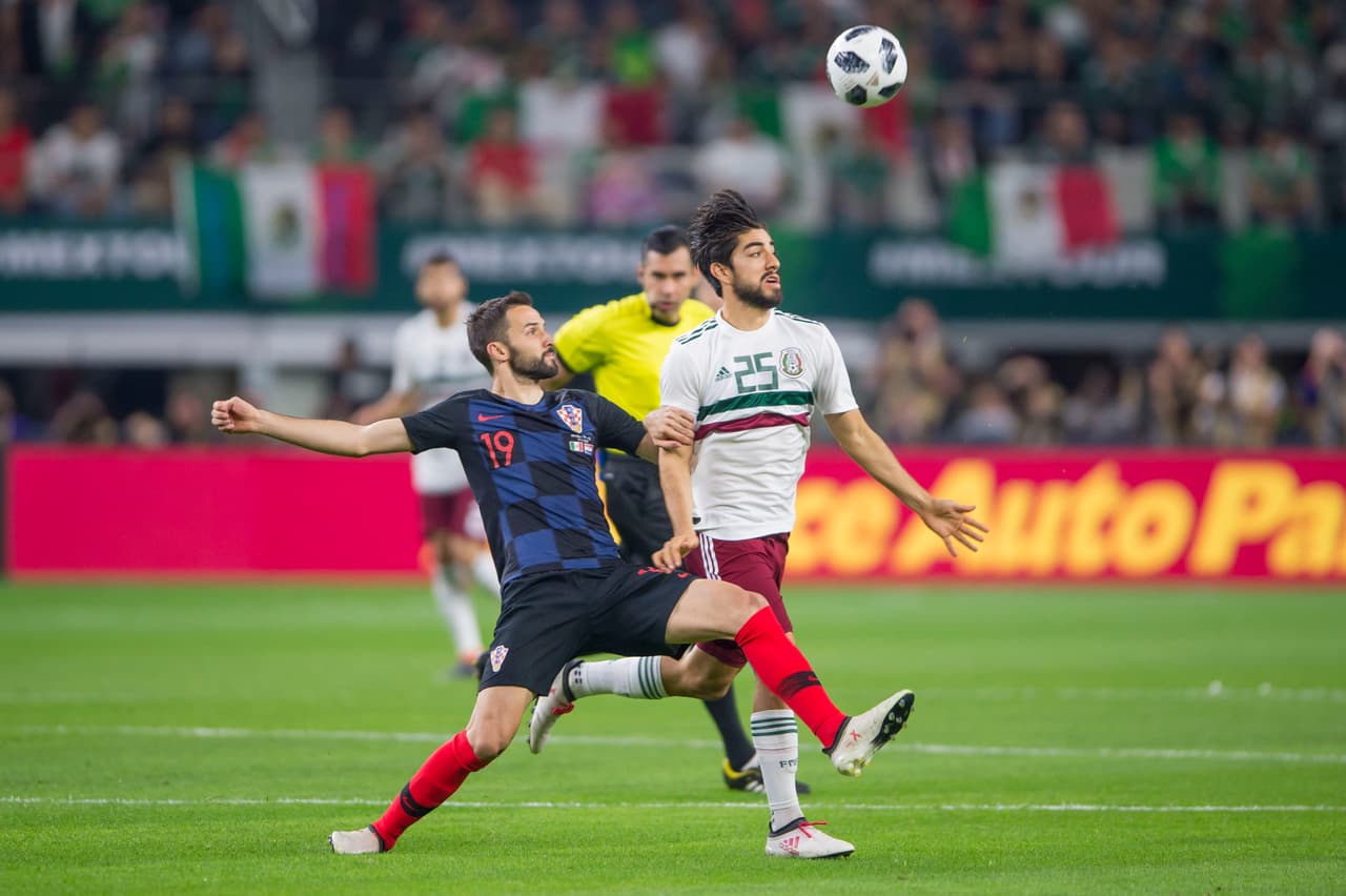 En los primeros minutos los equipos se estudiaban y llegaban poco a las áreas.