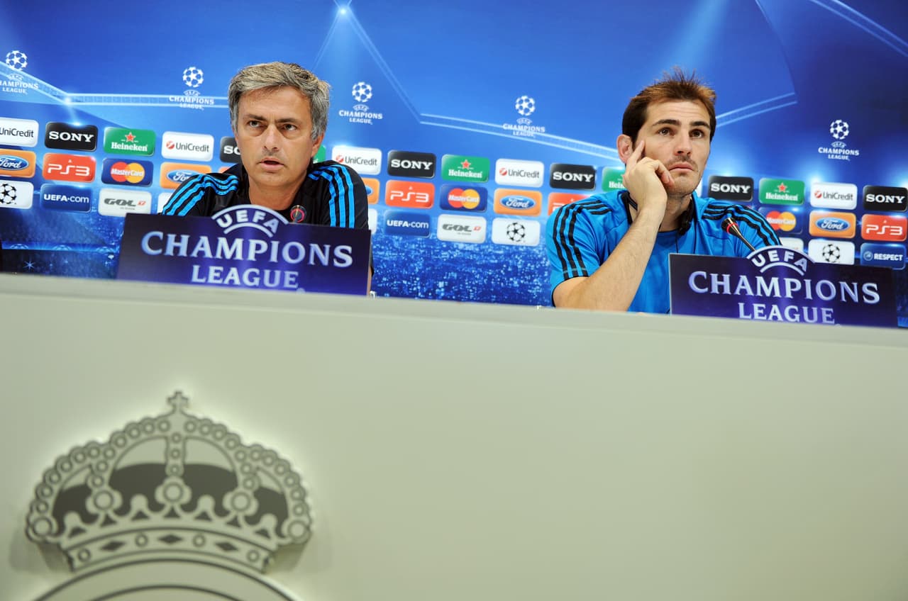 La relación entre Jose Mourinho e Iker Casillas tuvo un buen comienzo, pero con el tiempo se deterioró porque el arquero buscó parar los duros choques con jugadores del Barcelona, lo que molestó al técnico portugués.