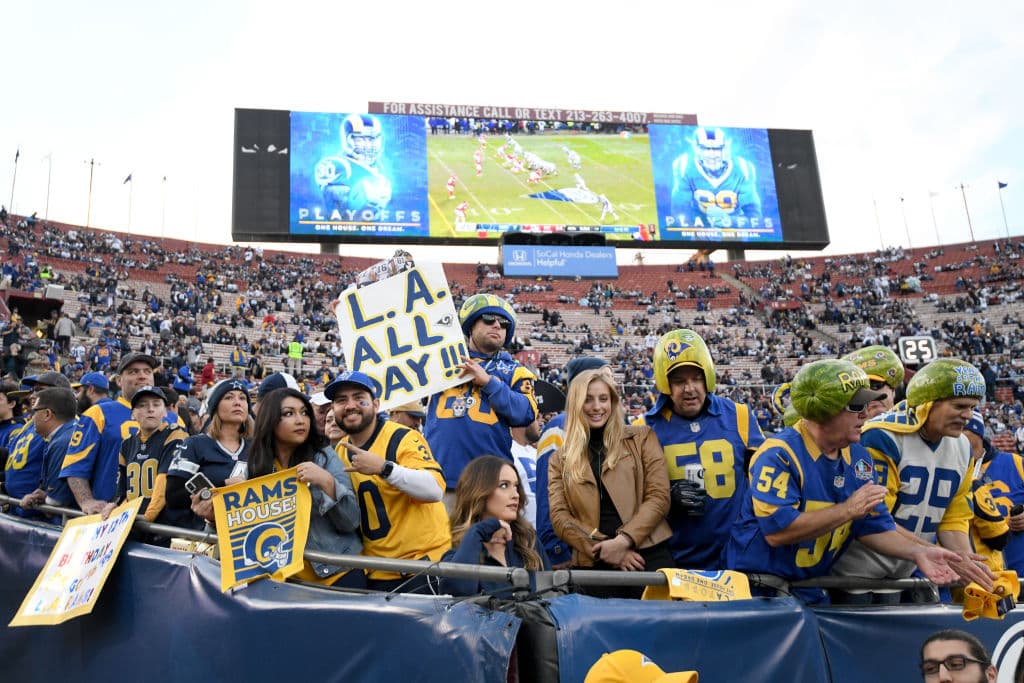 Los fanáticos de Los Angeles Rams apoyando a su equipo contra Dallas Cowboys.
