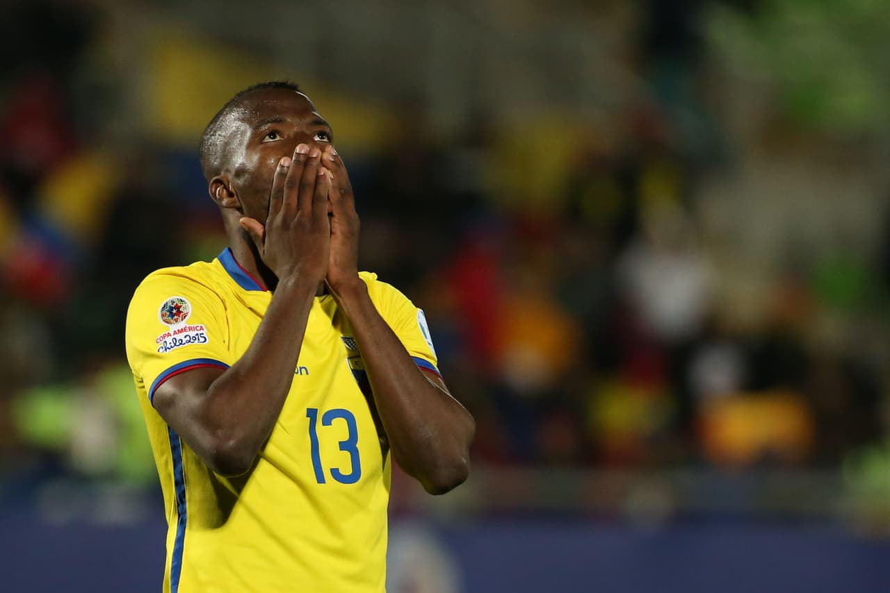Enner Valencia tuvo en sus pies el gol del descuento desde los once pasos, pero Quiñones adivinó su disparo y detuvo el esférico y evitó la caída de su marco.