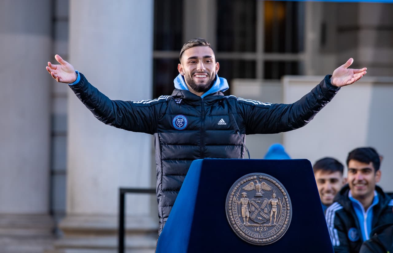 El Botín de Oro de la temporada 2021, Valentín Castellanos, recibió las mayores ovaciones de parte de los hinchas del conjunto celeste.
<br>