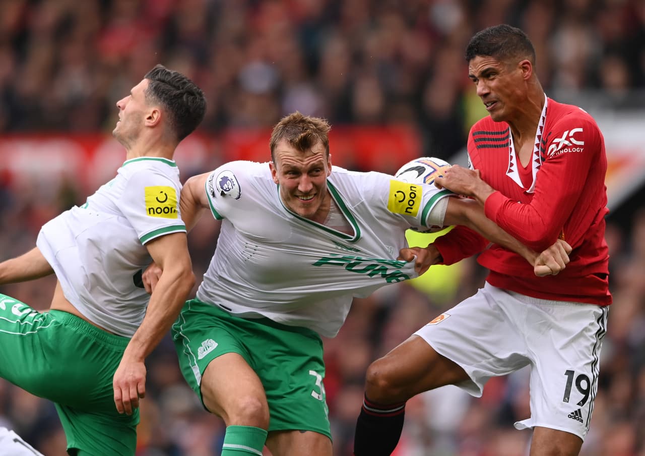 El árbitro no ve, pero al camarografo no lo engañan, ese es un jalón de camiseta.