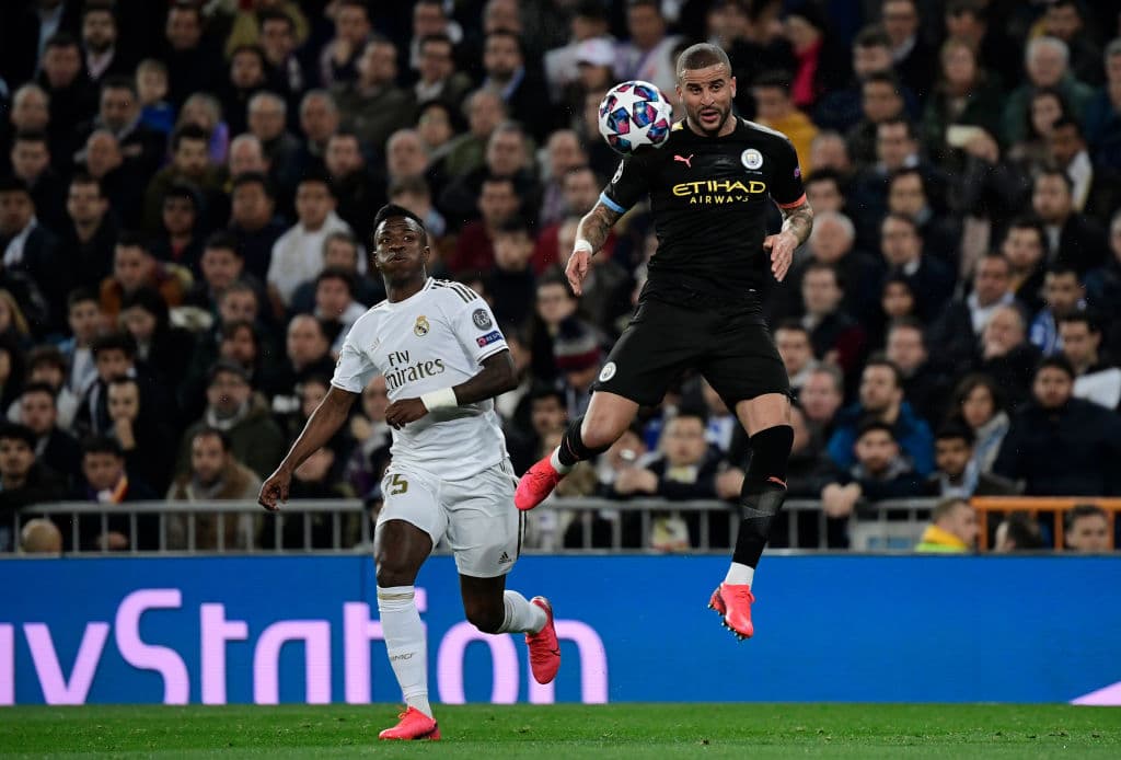 Varane saca trazo filtrado hacia Vinícius pero como el brasileño no tiene una gran altura, Kyle Wlaker le gana todos los balones por aire.