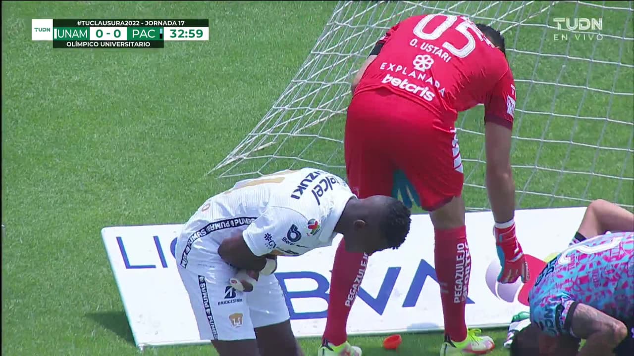 ¡CERCA! Washington Corozo disparó que se estrella en el poste.