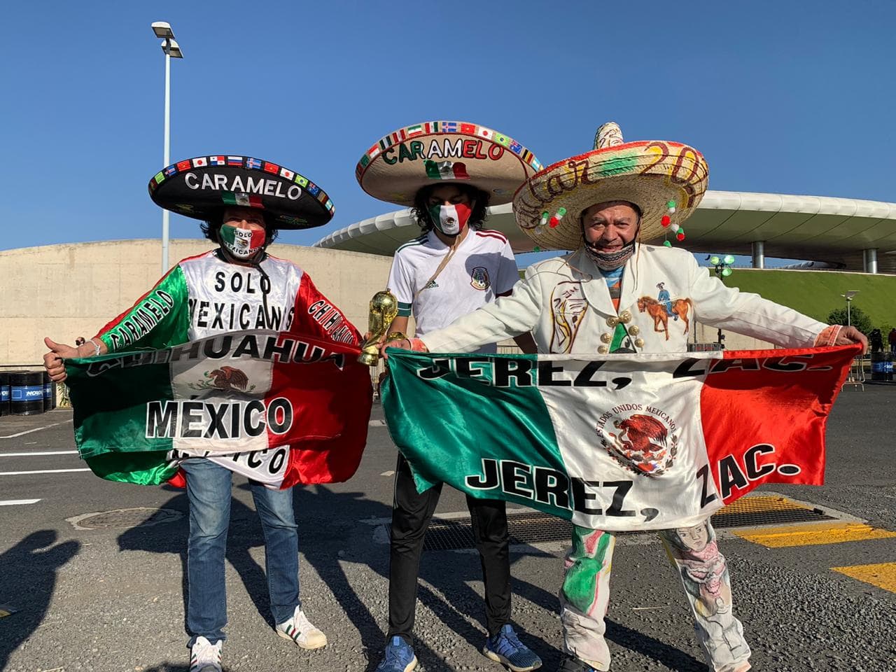 Los afortunados aficionados que consiguieron boleto para el partido más esperado de la temporada regular, comienzan a tomar sus lugares en el Estadio Akron a minutos del pitazo inicial.