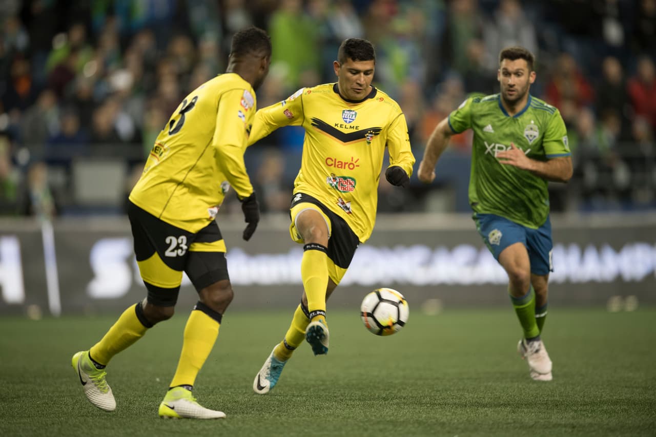 Mientars que los salvadoreños intentaban aguantar para hacer valer su ventaja.