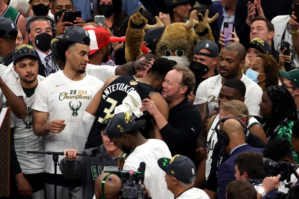 Los Bucks consiguen su segundo título y rompen la sequia desde 1971 sin un título.Milwaukee tuvo que venir de atrás de una desventaja de 0-2 y terminaron llevandose el título en el sexto juego con un total de 4 juegos ganados contra 2 de Phoenix.