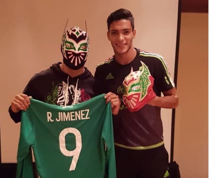 Raúl Jiménez podría meterse en ‘problemas’ por un buen detalle de famoso luchador