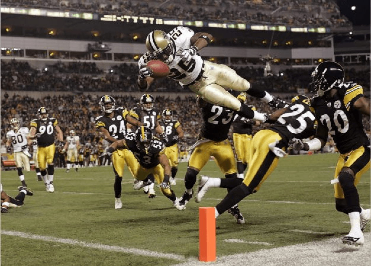 Reggie Bush anotando un impresionante tochdown durante un juego en contra de Pittsburgh Steelers. Año 2006.