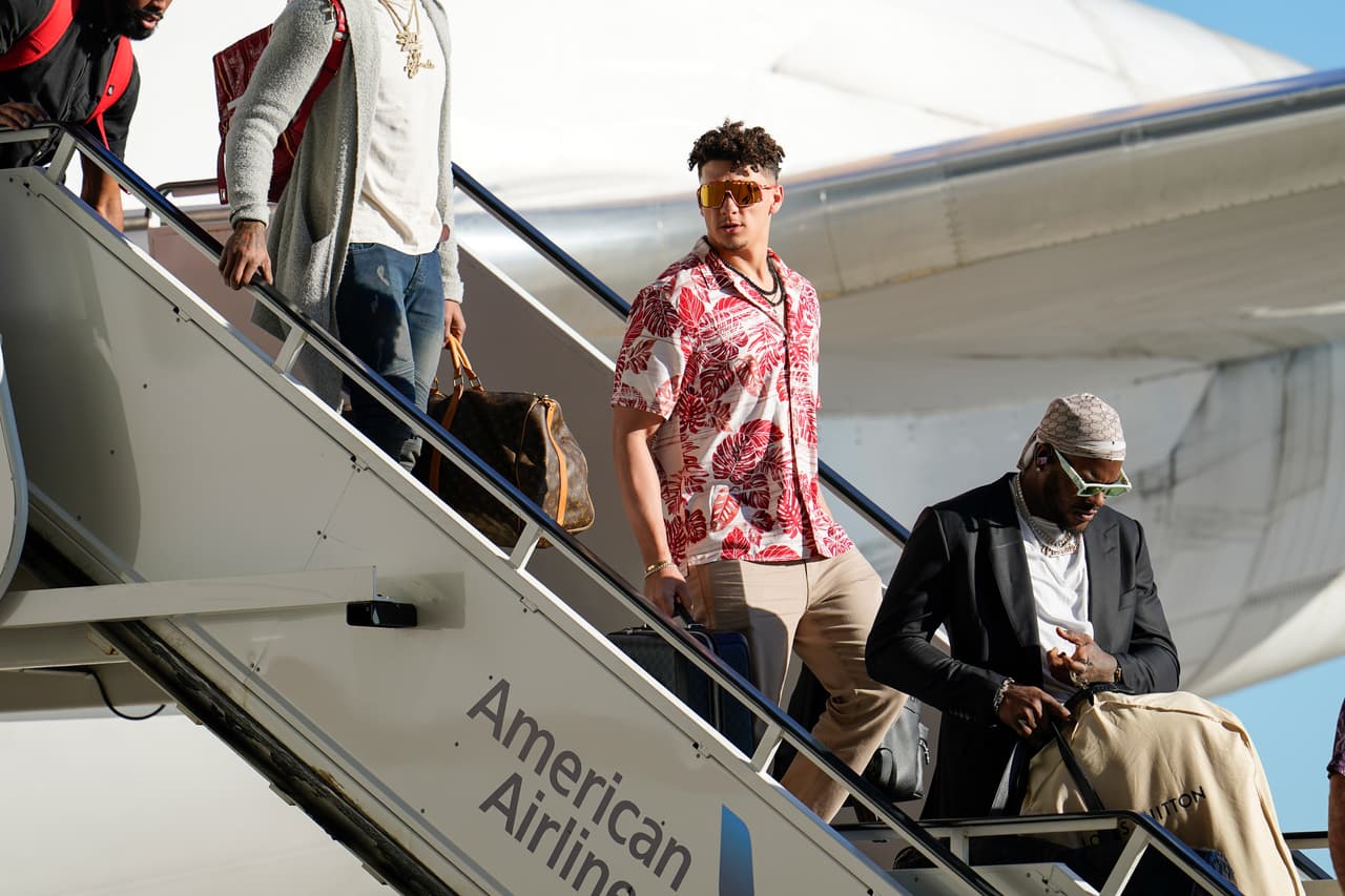 Los Kansas City Chiefs aterrizaron en el aeropuerto de Miami en la semana donde enfrentarán a los 49ers por el Super Bowl LIV.