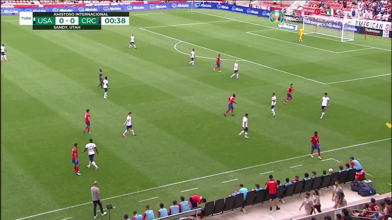 Arranca el partido y la pelota está en juego.