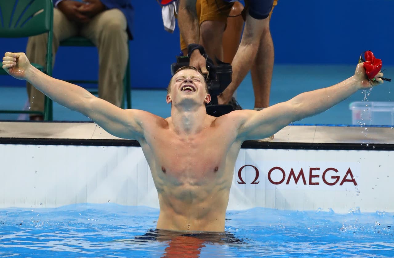 El británico Adam Peaty celebró su oro en los 100m espalda.