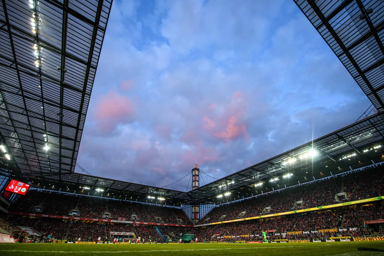 El Estadio Rhein Energie, hogar del FC Köln, también crea la misma sensación de incomodar a los equipos visitantes.