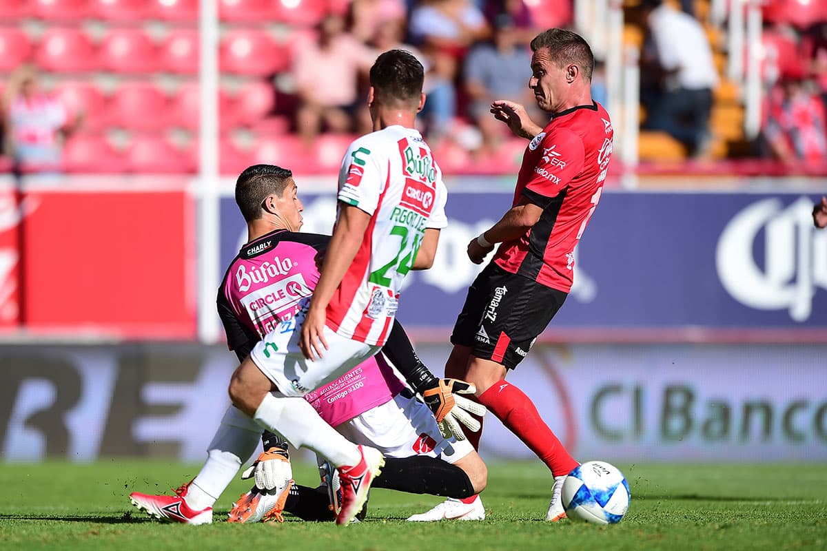 Cuando el juego se encontraba sin goles, Lobos buscó sorprender con el contragolpe y en una de esas acciones estuvo atento el arquero de Necaxa, Hugo González.