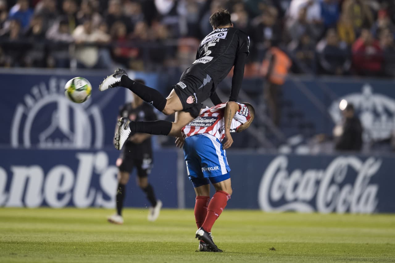 Los potosinos incluso marcaron dos goles en el partido pero en ambos casos, fueron invalidados, lo cual enardeció al público que asistió a ver el cotejo.