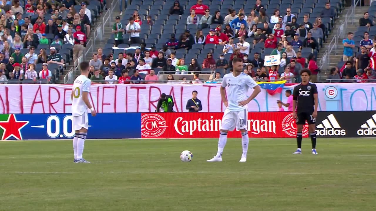 Arranca el partido y la pelota está en juego.